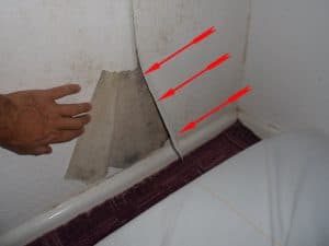 überall, schädliche Schimmelpilze von Wand entfernen