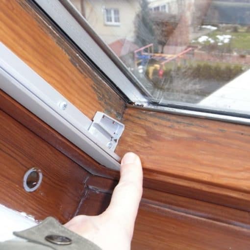 schwarzer Schimmel am Rahmen Dachflächenfenster