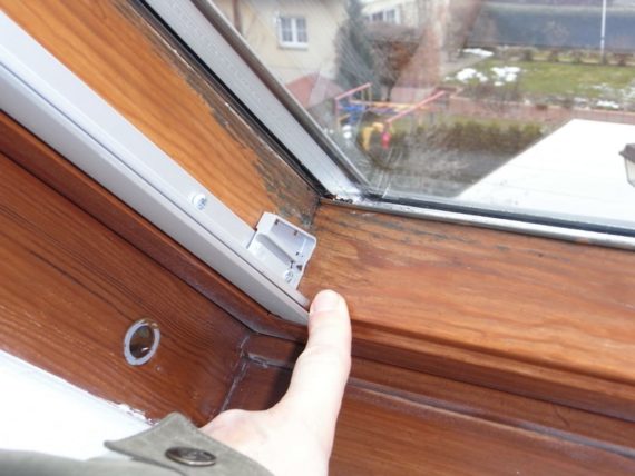 schwarzer Schimmel am Rahmen Dachflächenfenster