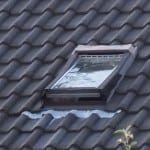 Hagelschaden an Haus zerstörte Dachfenster