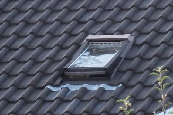Gutachter Fenster-Sachverständiger Fenstergutachter 7 Hagelschaden an Haus zerstörte Dachfenster