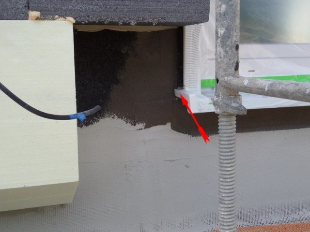 Loch in Vertikalabdichtung nicht dicht Baumangel Abdichtung Fenster Neubau