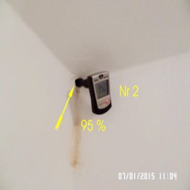 Schimmel-gutachten Schimmel-gutachter Schimmeltest Feuchtemessung Bohrlochmethode in obere Wandecke