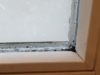 000-angelaufene-fensterscheiben-schimmel-an-fenster-005